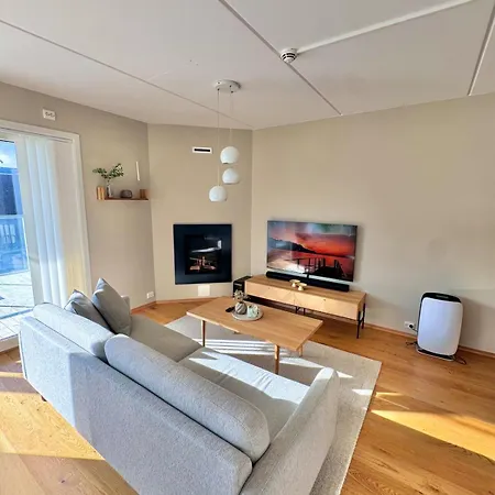 דירה Spacious In With Fireplace, Balcony And Mountain Views