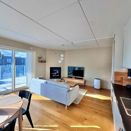 Spacious In With Fireplace, Balcony And Mountain Views *