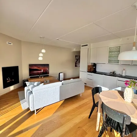 Spacious In With Fireplace, Balcony And Mountain Views דירה *