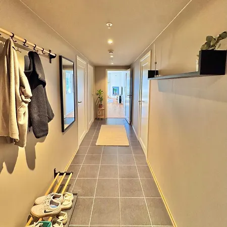 Spacious In With Fireplace, Balcony And Mountain Views טרומסה