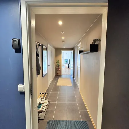 דירה Spacious In With Fireplace, Balcony And Mountain Views
