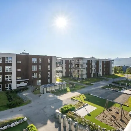 Spacious In With Fireplace, Balcony And Mountain Views דירה