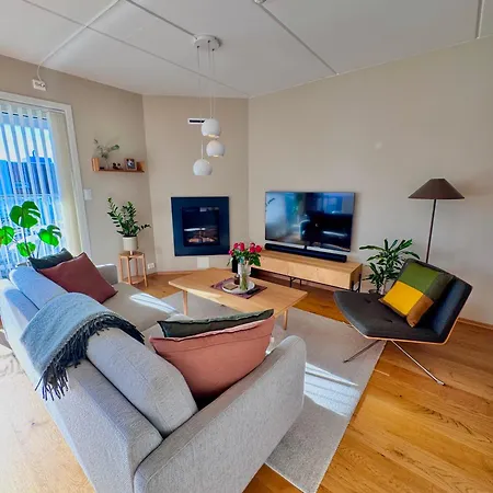 Apartment Spacious In With Fireplace, Balcony And Mountain Views Tromsø