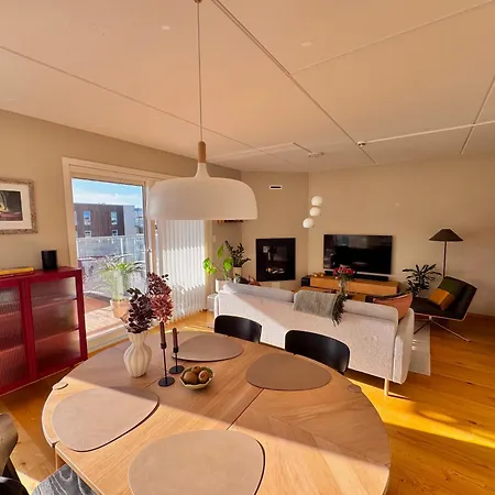 Apartment Spacious In With Fireplace, Balcony And Mountain Views Tromsø
