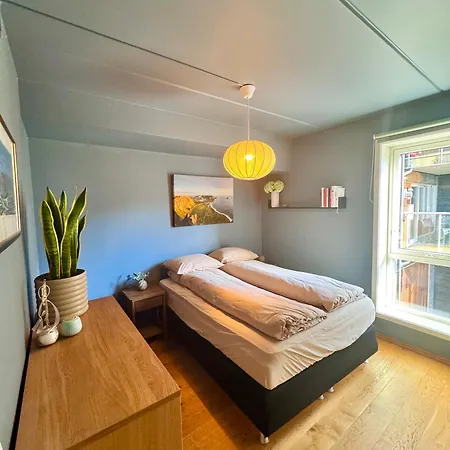 Spacious In With Fireplace, Balcony And Mountain Views